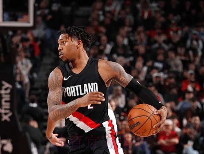 凯莱布-乐福全场18中8，三分12中5得到21分4篮板4助攻1抢断